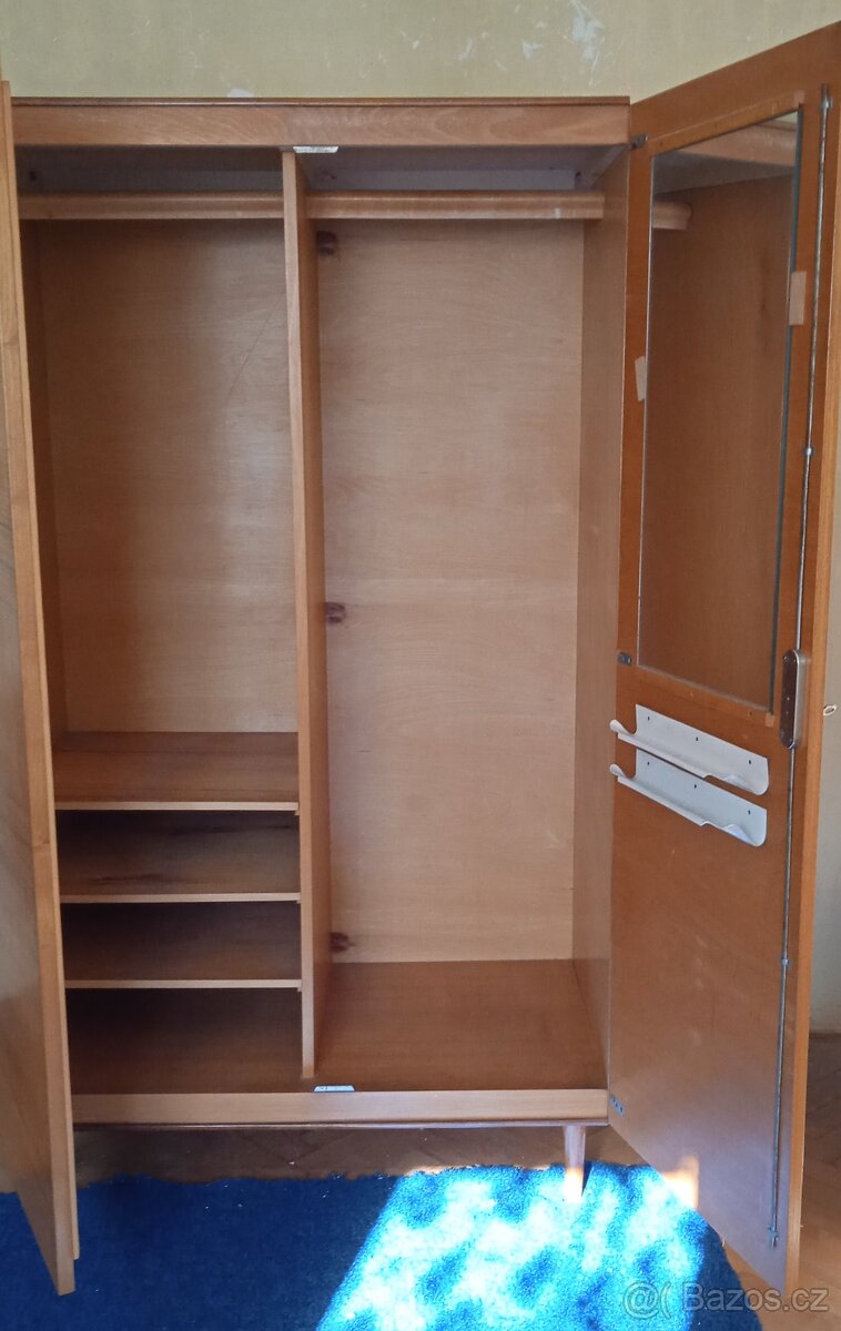 Skříň šatní - 2