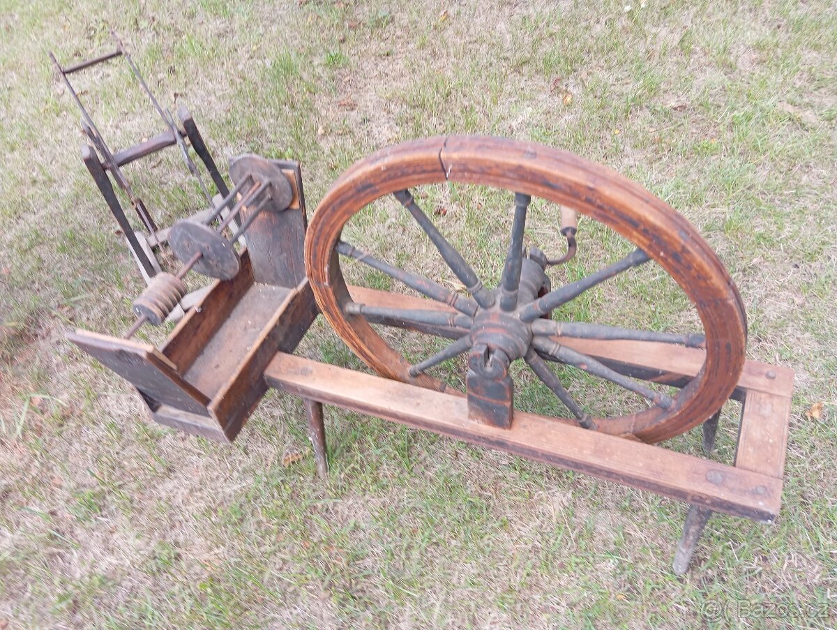 Historický kolovrátek a navíječ příze - 2