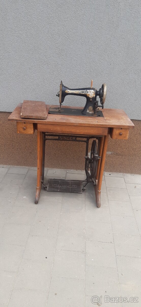 historický šicí stroj Singer - 2