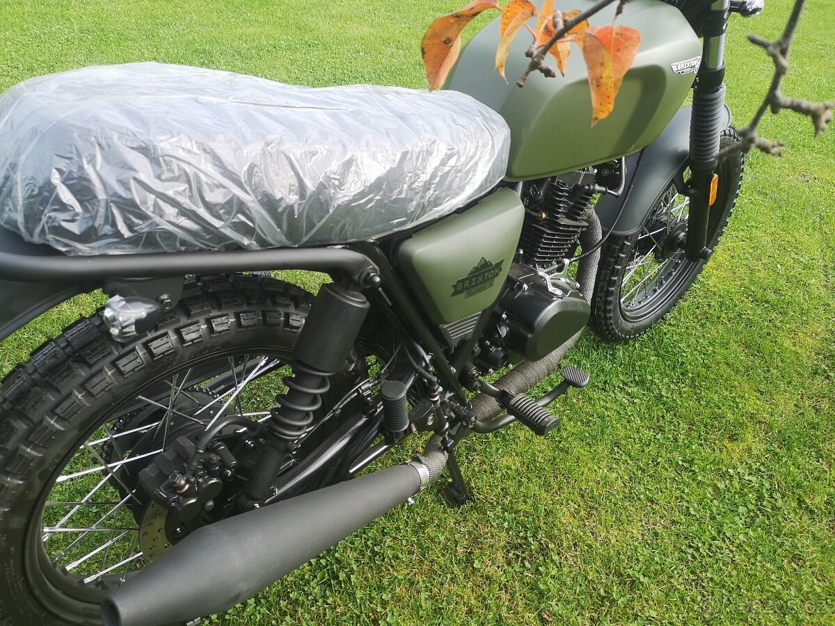 Brixton 125, nový, škrábanec na nádrži. - 2