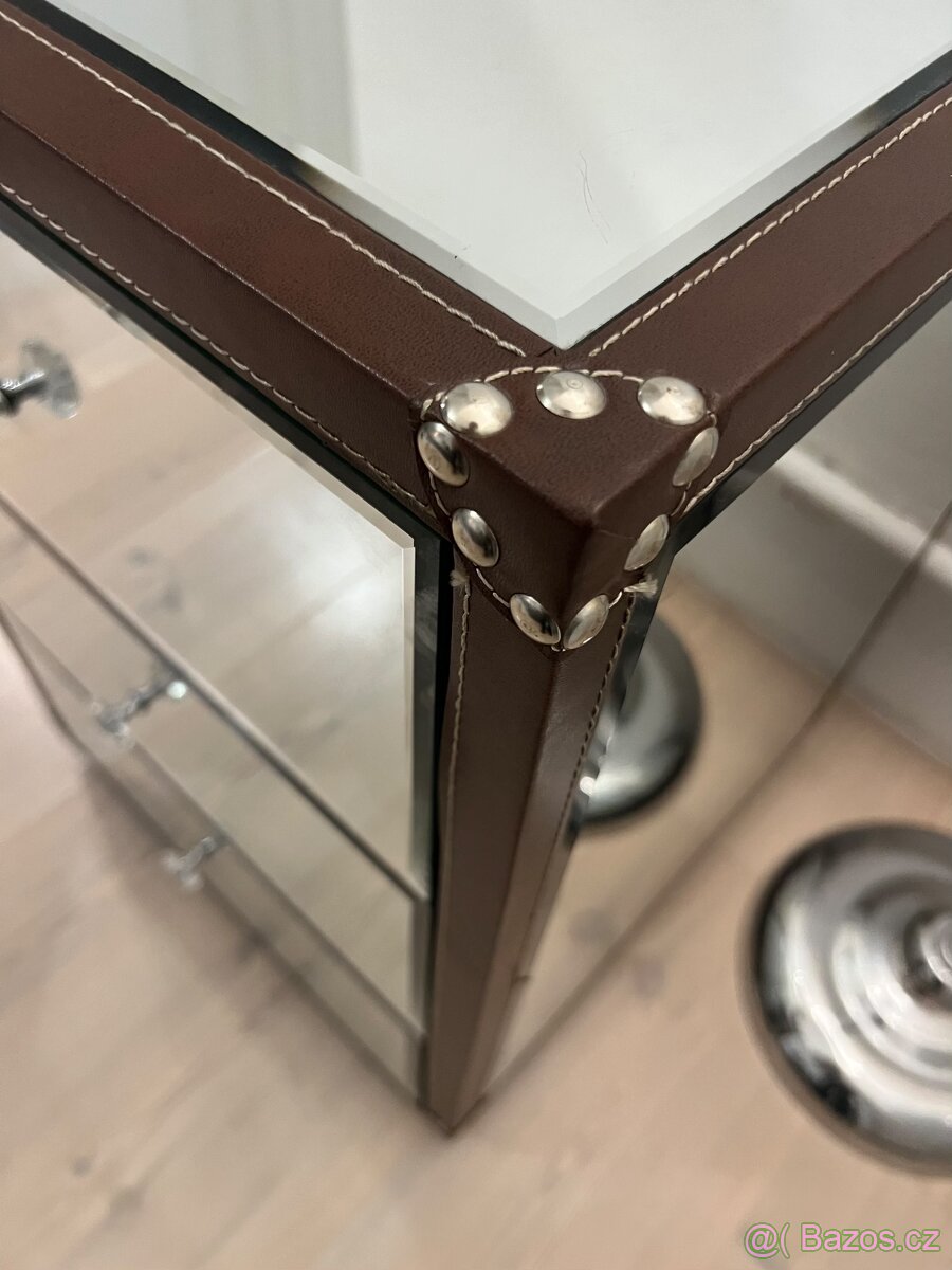 Zrcadlová komoda – 3 zásuvky, kožené detaily, krásný stav - 2