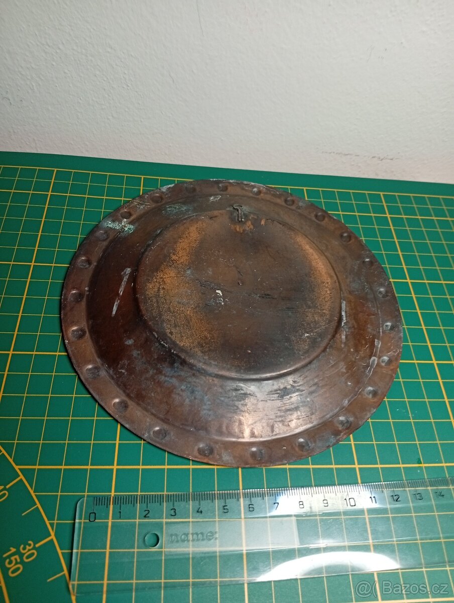 STAROŽITNÝ MĚDĚNÝ TALÍŘ TEPANÝ - 2