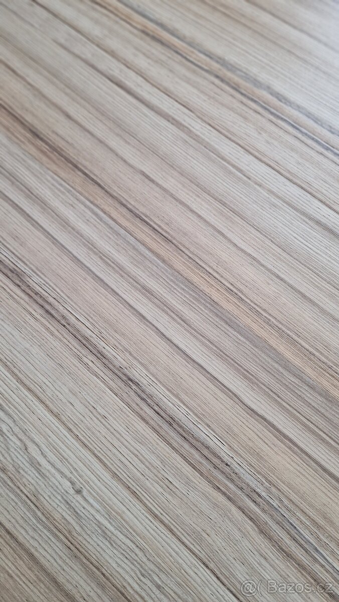 Prodám jídelní stůl bez židlí - 2