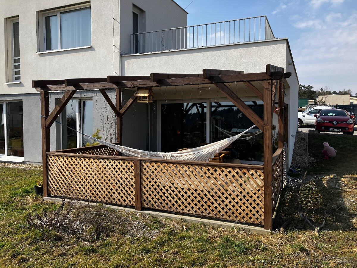 Terasa, přístřešek dřevěný. - 2