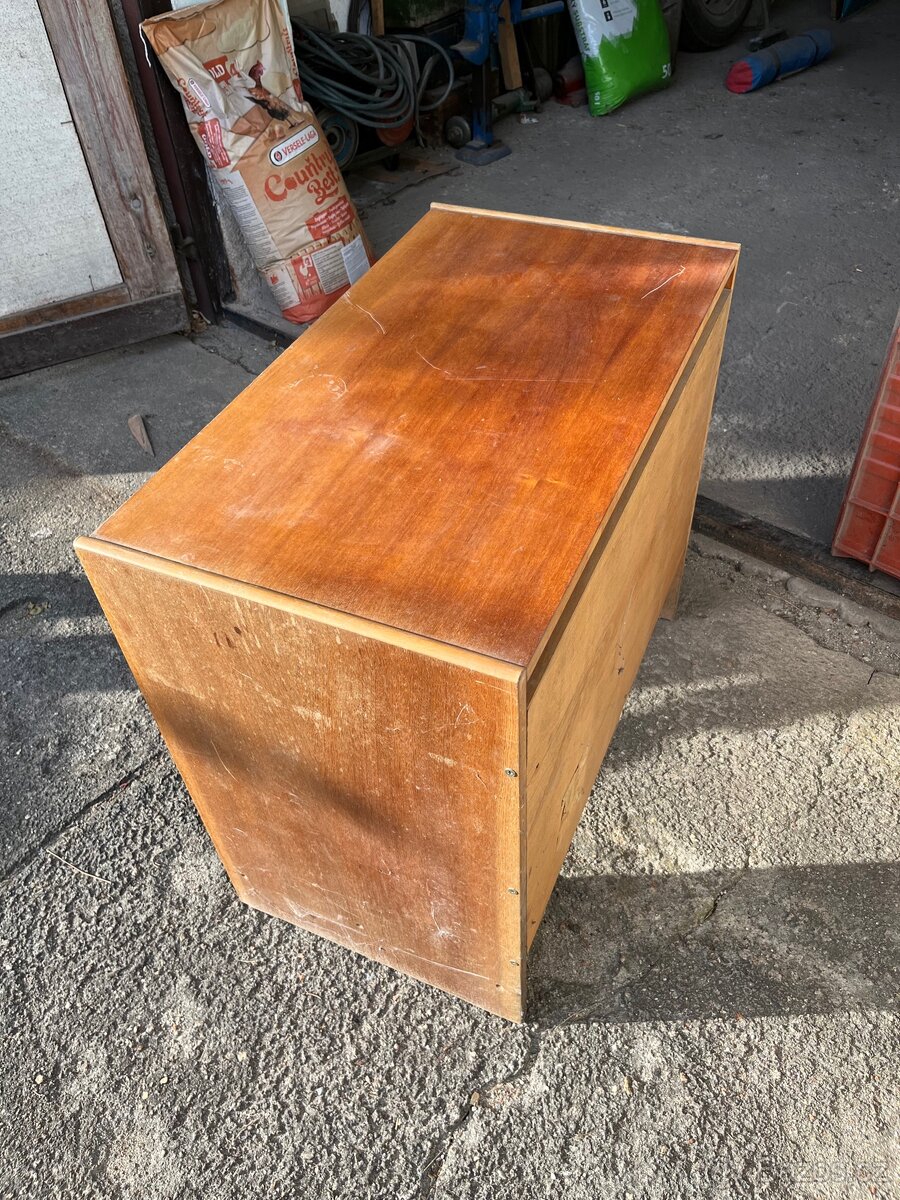 Obrazy, zrcadlo, stolek - 2