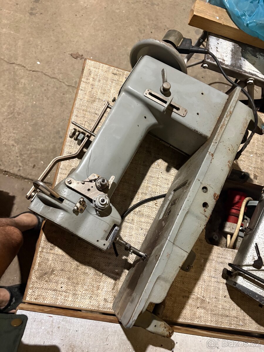 Šicí stroj - 2