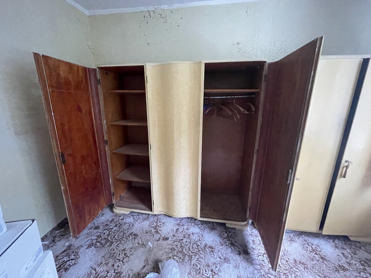 Velké šatní skříně a obývací stěna - 2