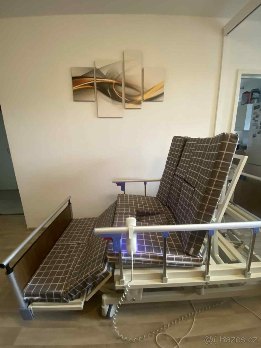 Polohovací postel s antidekubitní matrací - 2