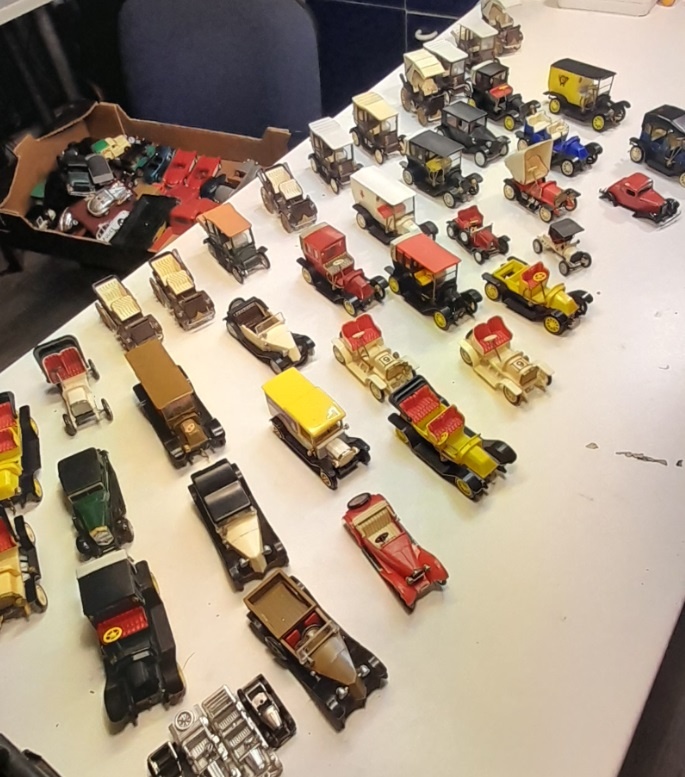 Modely aut 1:43 MIX /plastové IGRA/ - 2