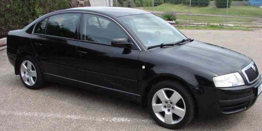 Škoda Superb veškeré díly z vozu modrý černý - 2