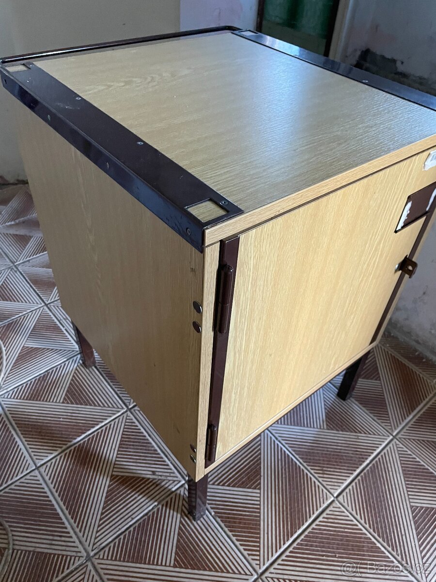 Vojenský noční stolek - 2