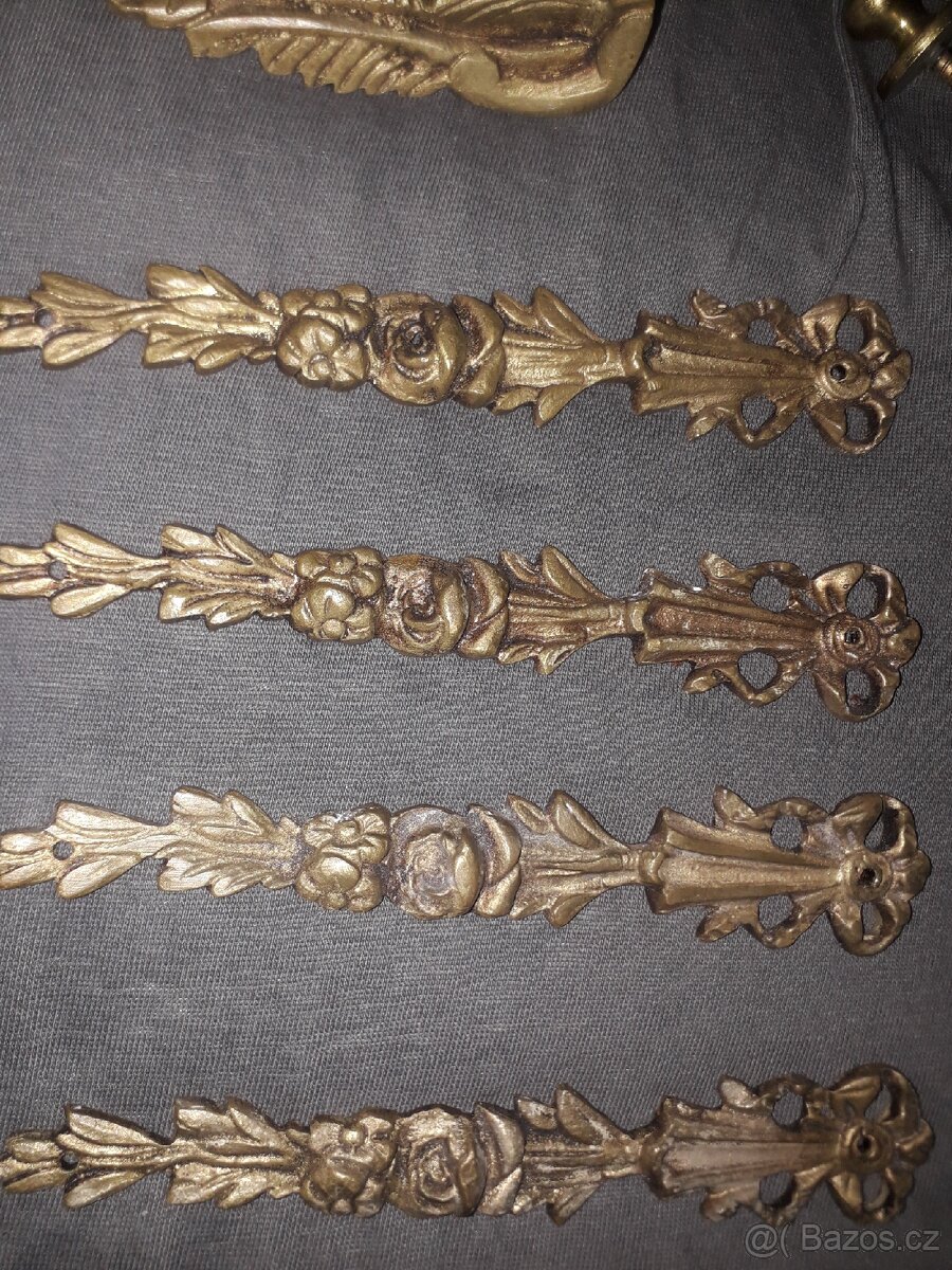 Starožitné lité ozdoby na skříň - 2