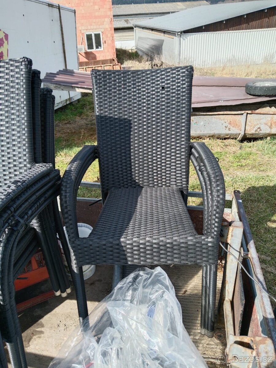 Rozkládací stoly a venkovní židle - 2