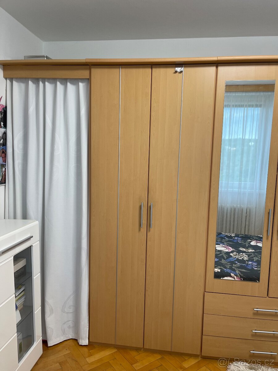Pěkná-prostorná skřiň šatní - 2