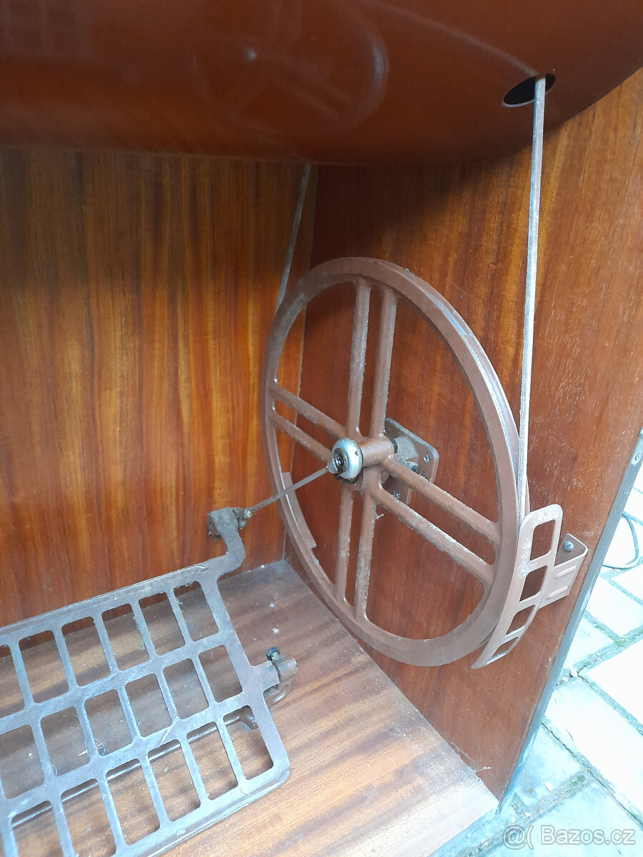 Starý šicí stroj - 2