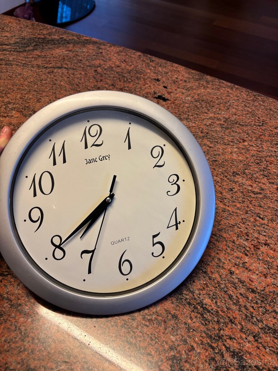 Nástěnné hodiny Jane Grey – stříbrný design - 2