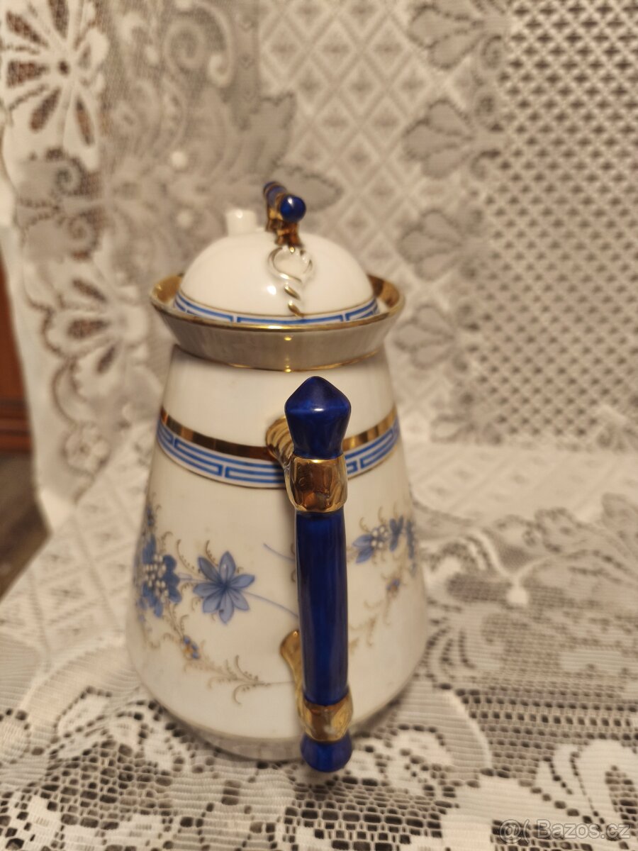 Stará porcelánová konvička. - 2