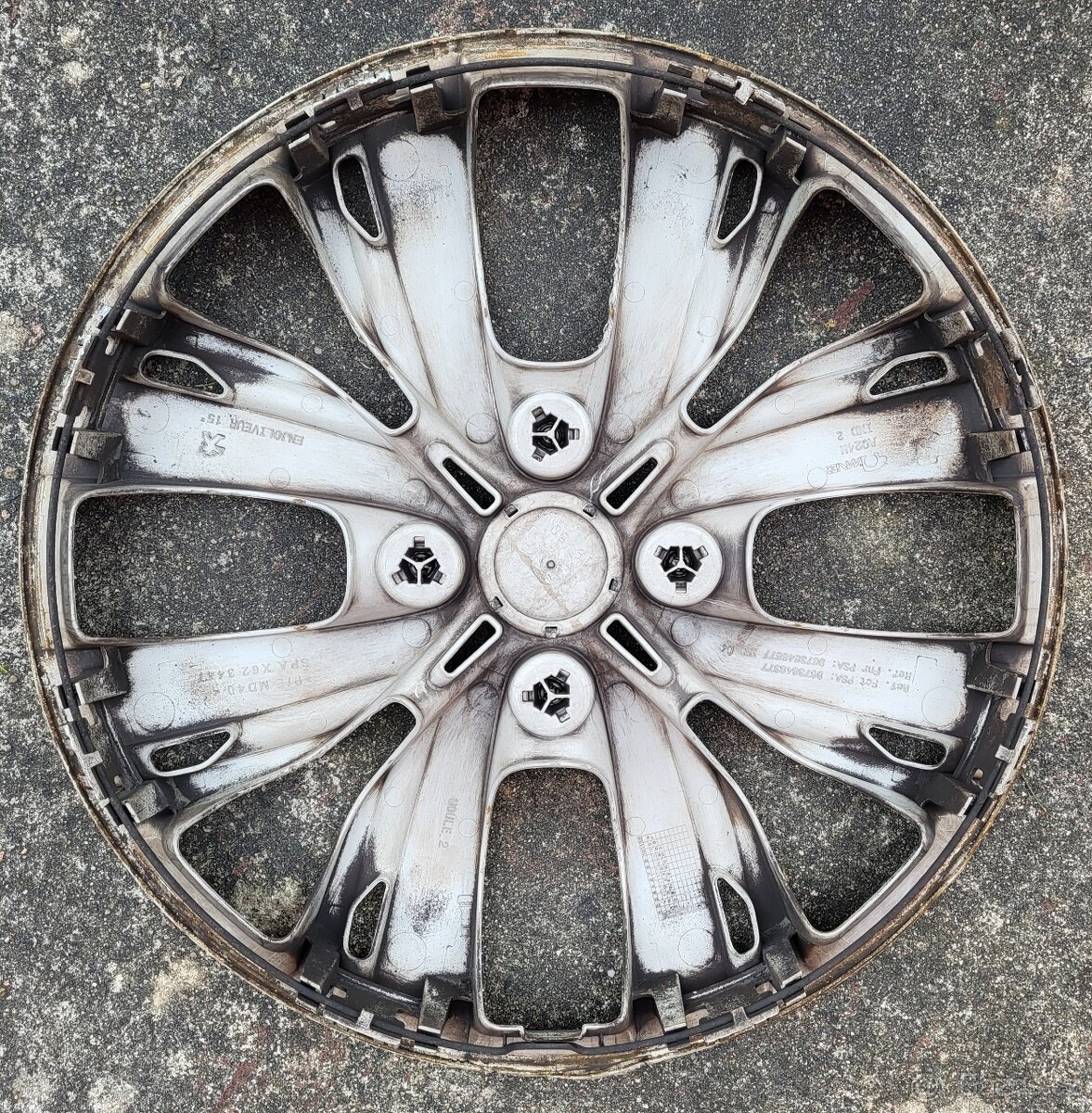1 kus poklice Peugeot 15" - 2