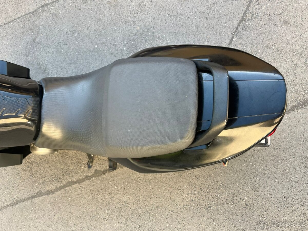 Sleva. Suzuki GS500 FU - 2