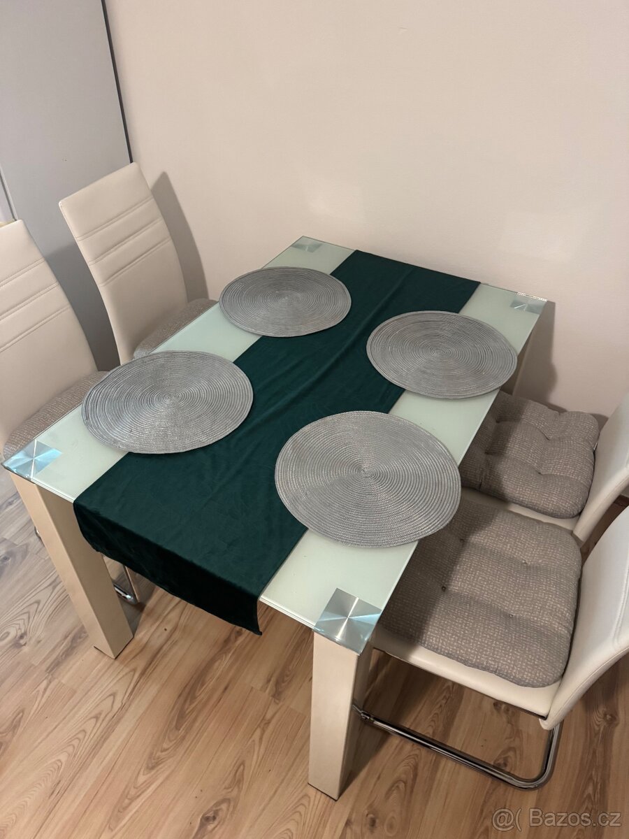 Prodám jídelní stůl se čtyřma židlema - 2