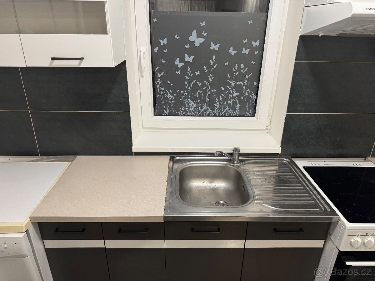 Kuchyň šedo bílá - 2