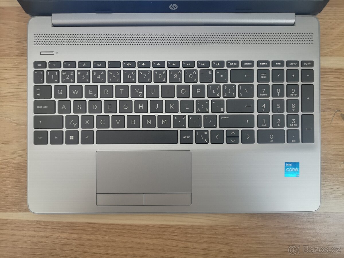Čtyřjádrový notebook HP 250 G8 - 2