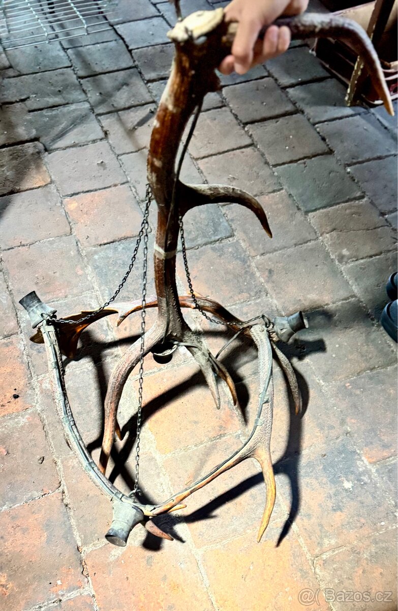 Lustr, Lampa Z jelení ho paroží se 4 světly a stínidly. - 2