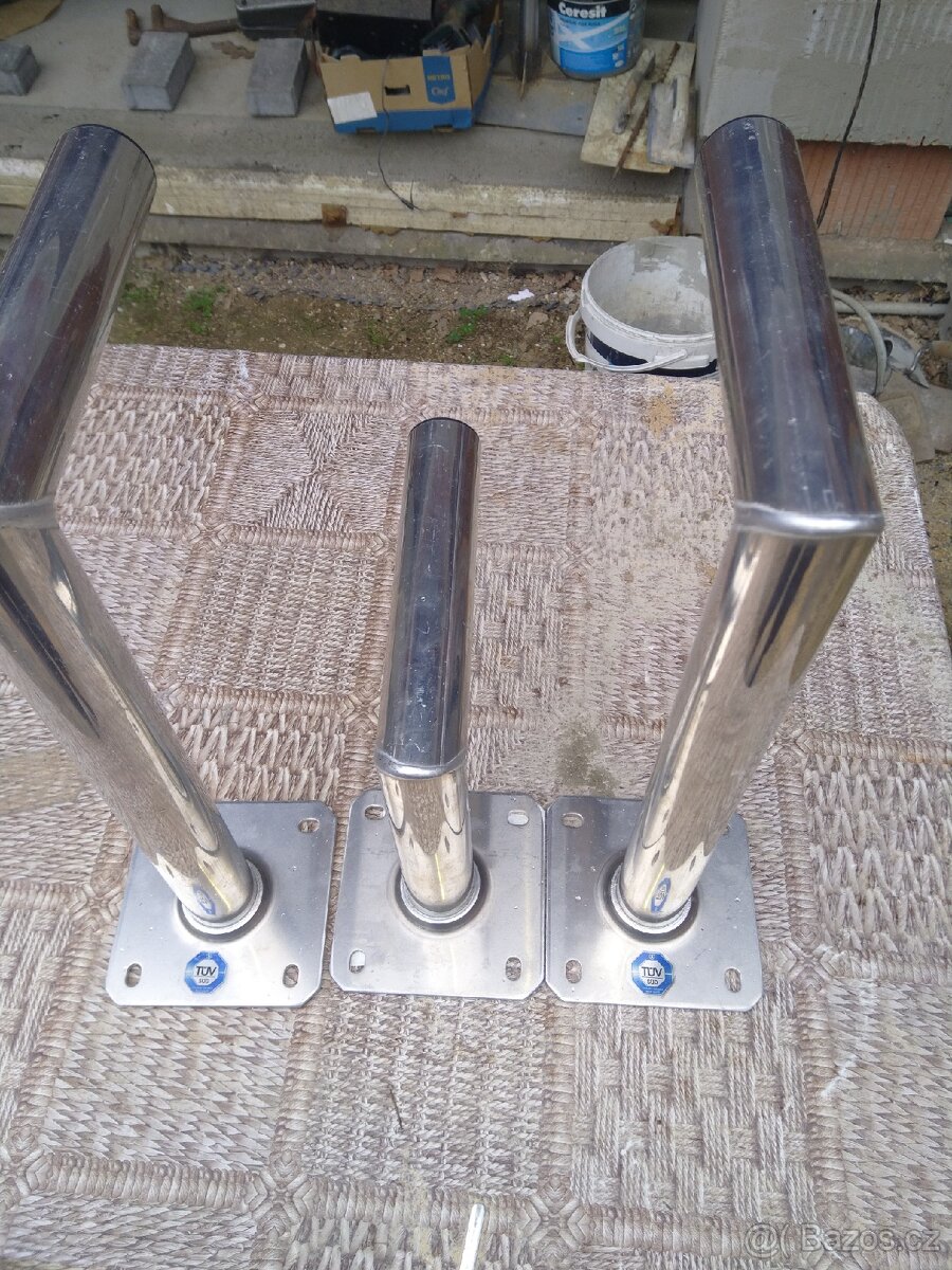 Al držáky na WiFi nebo anteny - 2