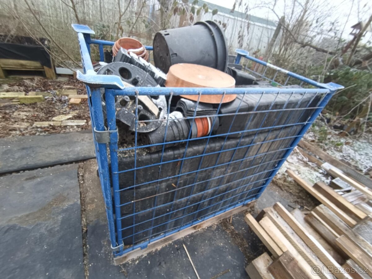 Plastové kontajnetry,květináče.3L - 2