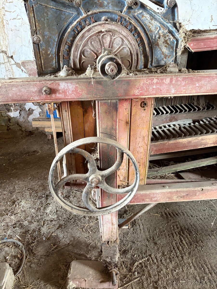 Starý zemědělský stroj – čistička / mlátička obilí - 2