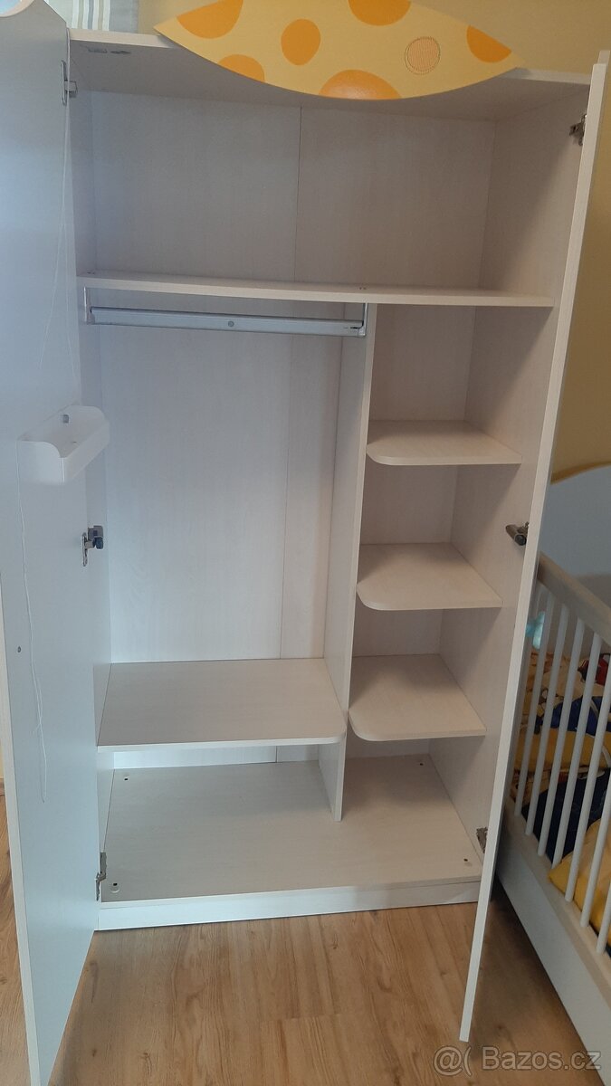 dětská postýlka a skříň - 2