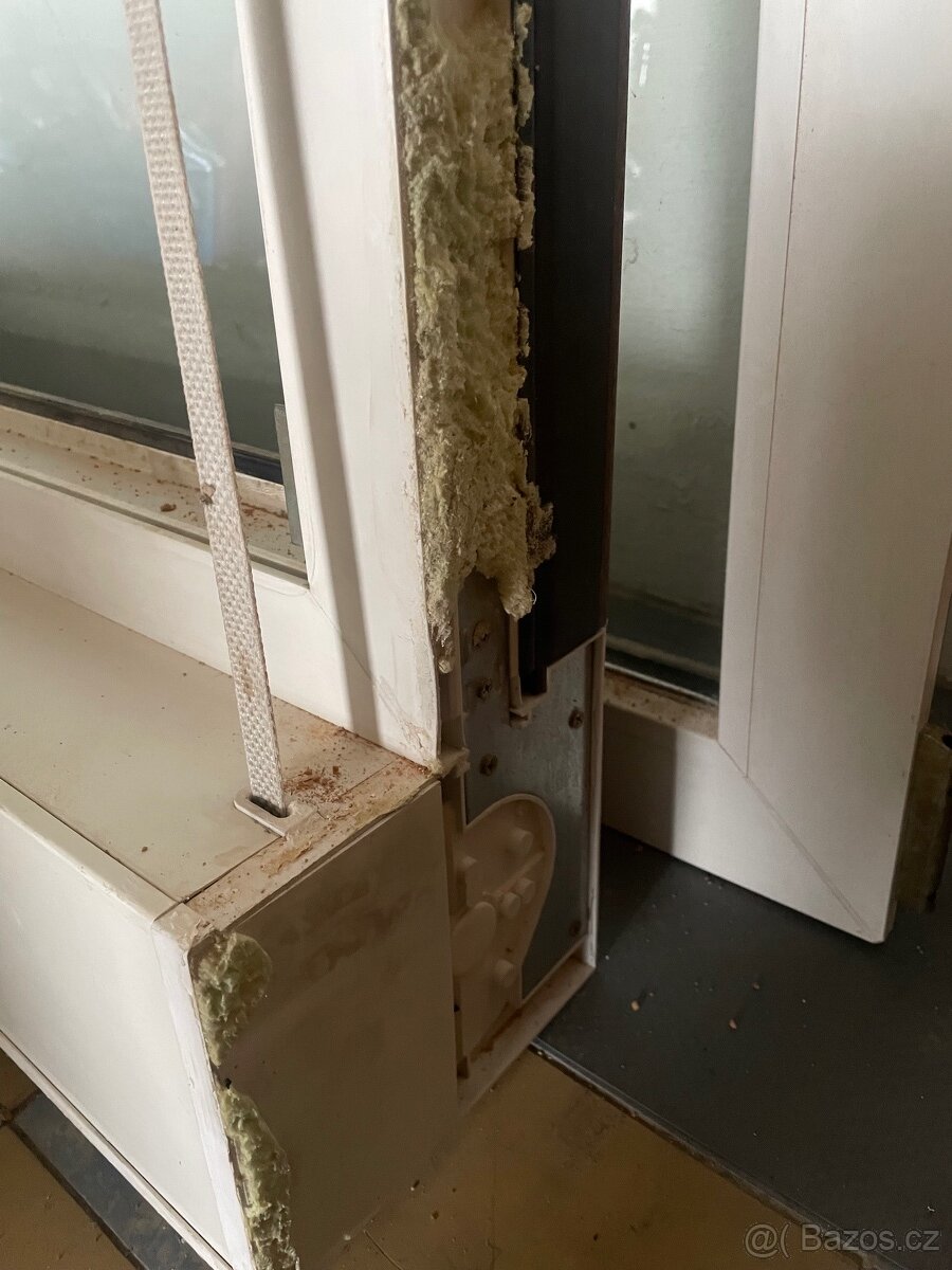 Okno 118 x 147 cm, trojsklo a venkovni roleta - 2