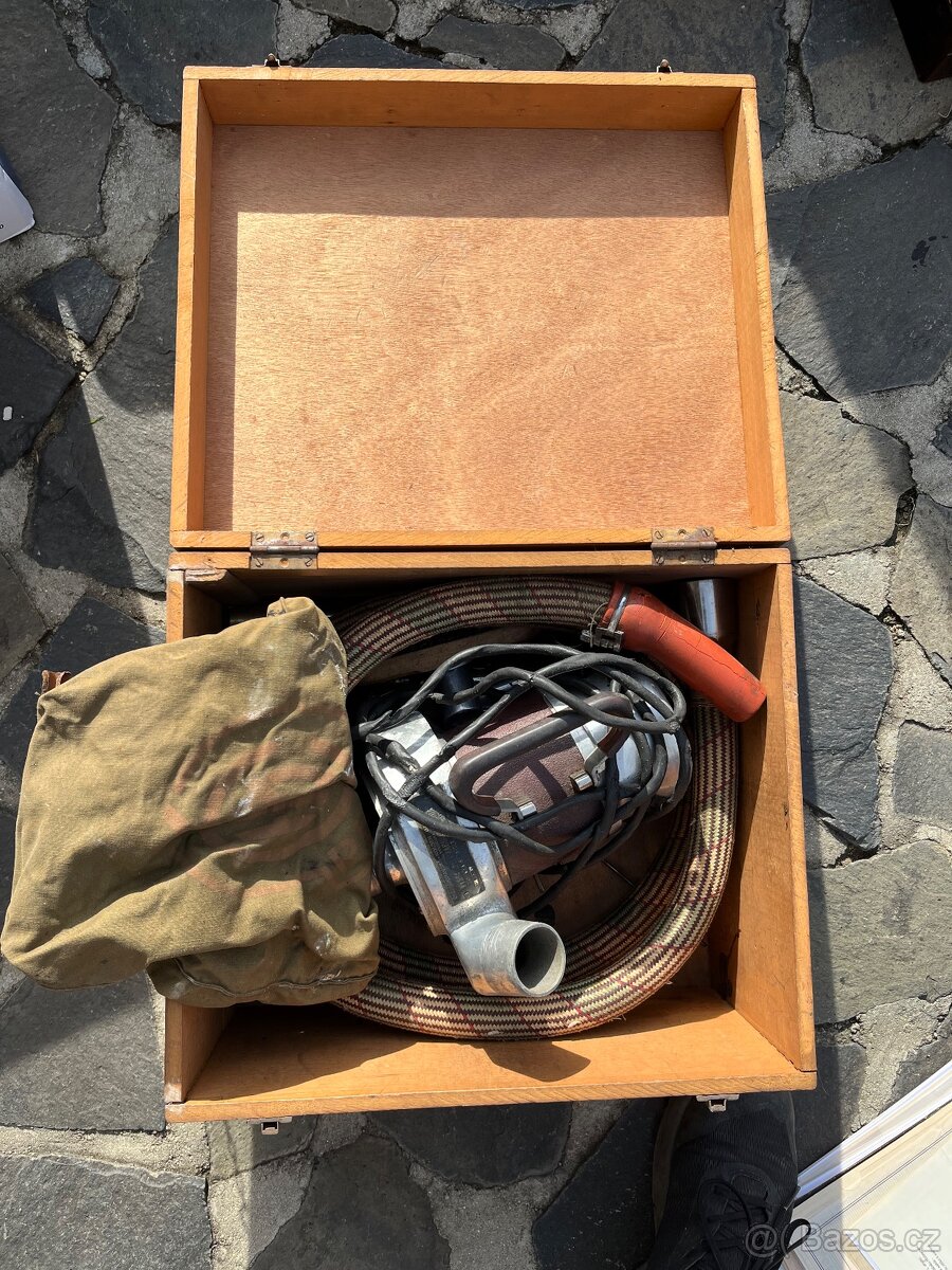 Starozitny vysavac - 2