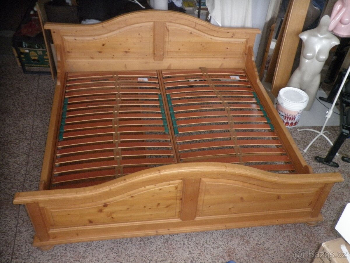 Dřevěná manželská postel s rošty - 2