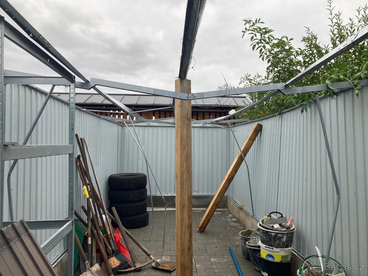 Plechová garáž cca 10X2,5M - 2