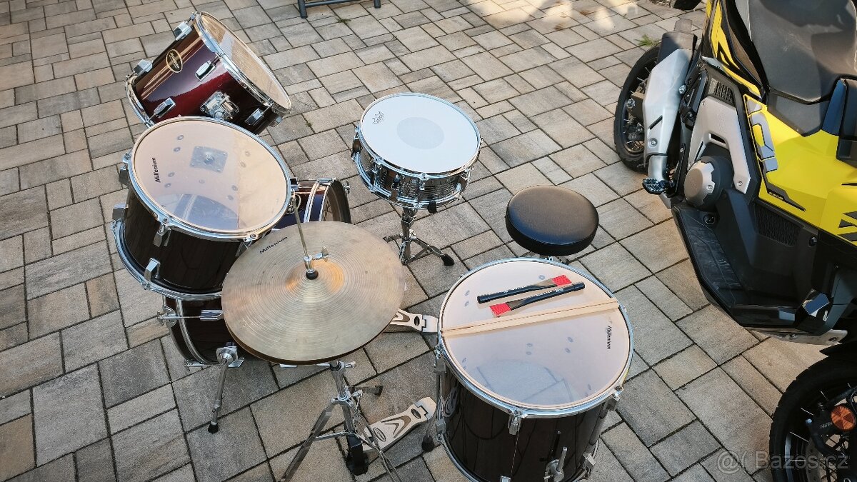 Souprava bicích Millenium. - 2