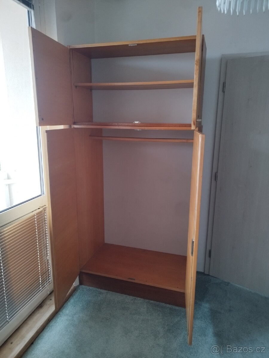 Dřevěná skříň - 2