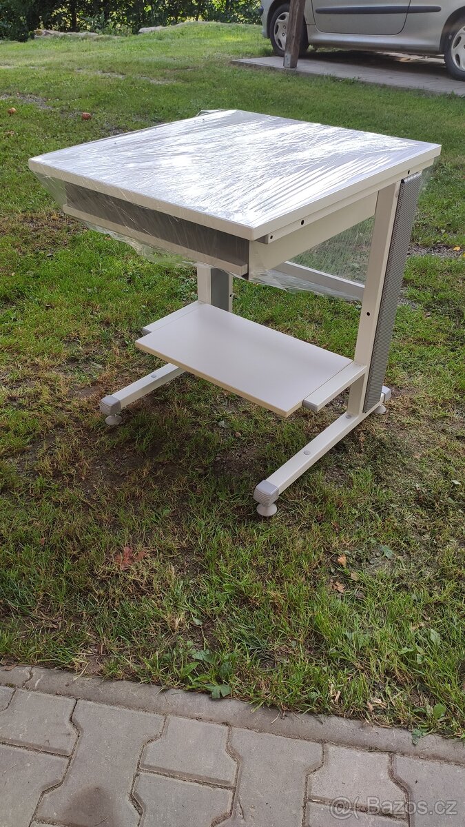 Prodám kancelářský kovový stolek na počítač - 2