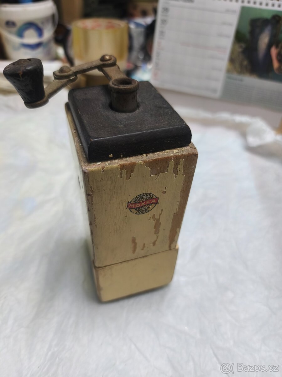 starožitný mlýnek na kávu - 2