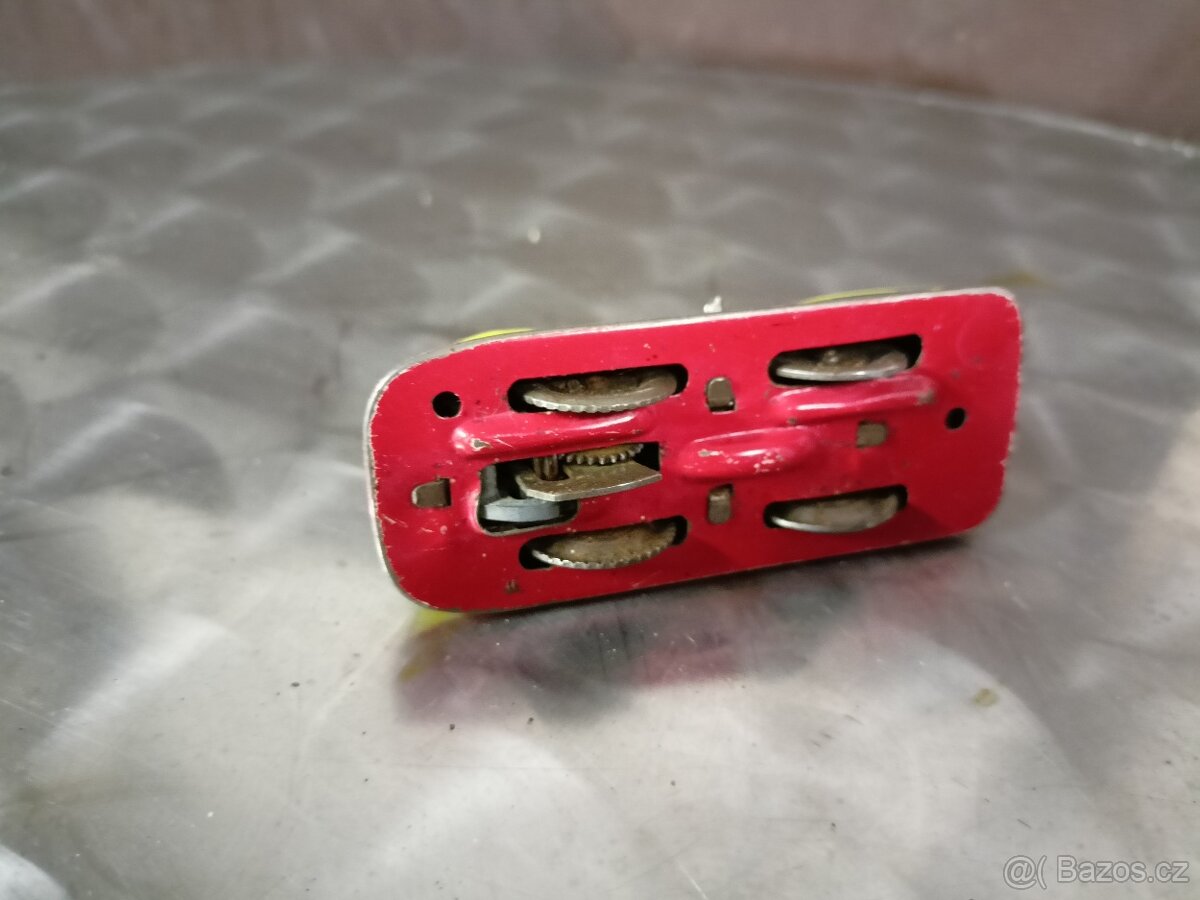 Autíčko plechové k autodráze - 2