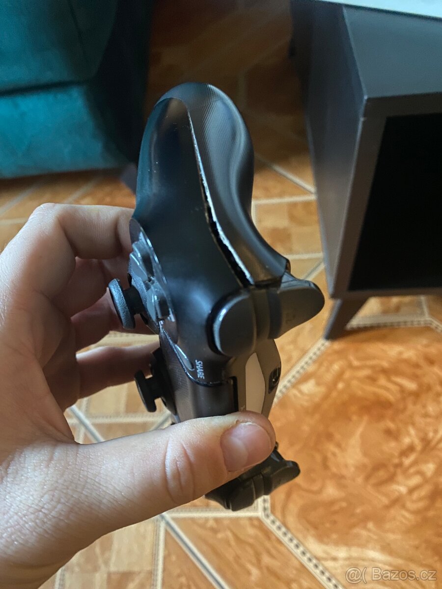 PS4 SLIM 500 GB (1 ovladač + 8 her) - 2