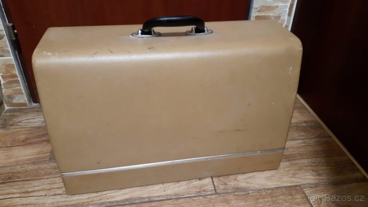 Kufříkový šicí stroj Veritas - 2