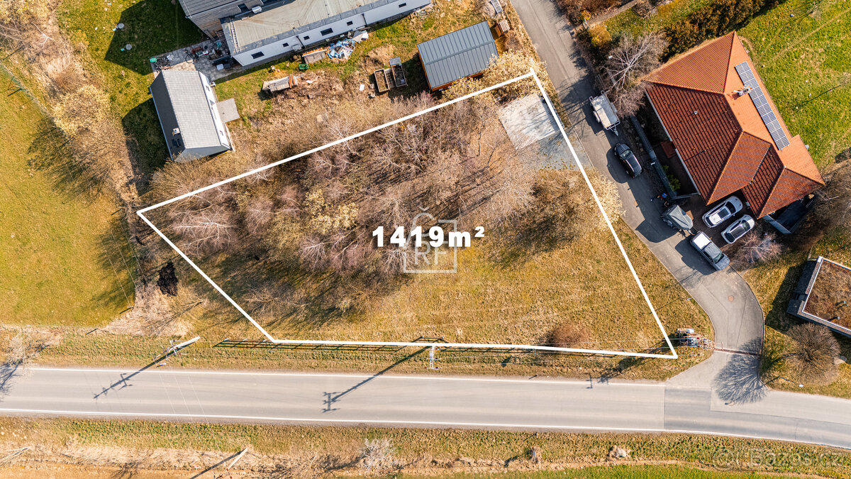 Prodej pozemku 1419 m² určeného k výstavbě RD v obci Svinaře – pohled 2
