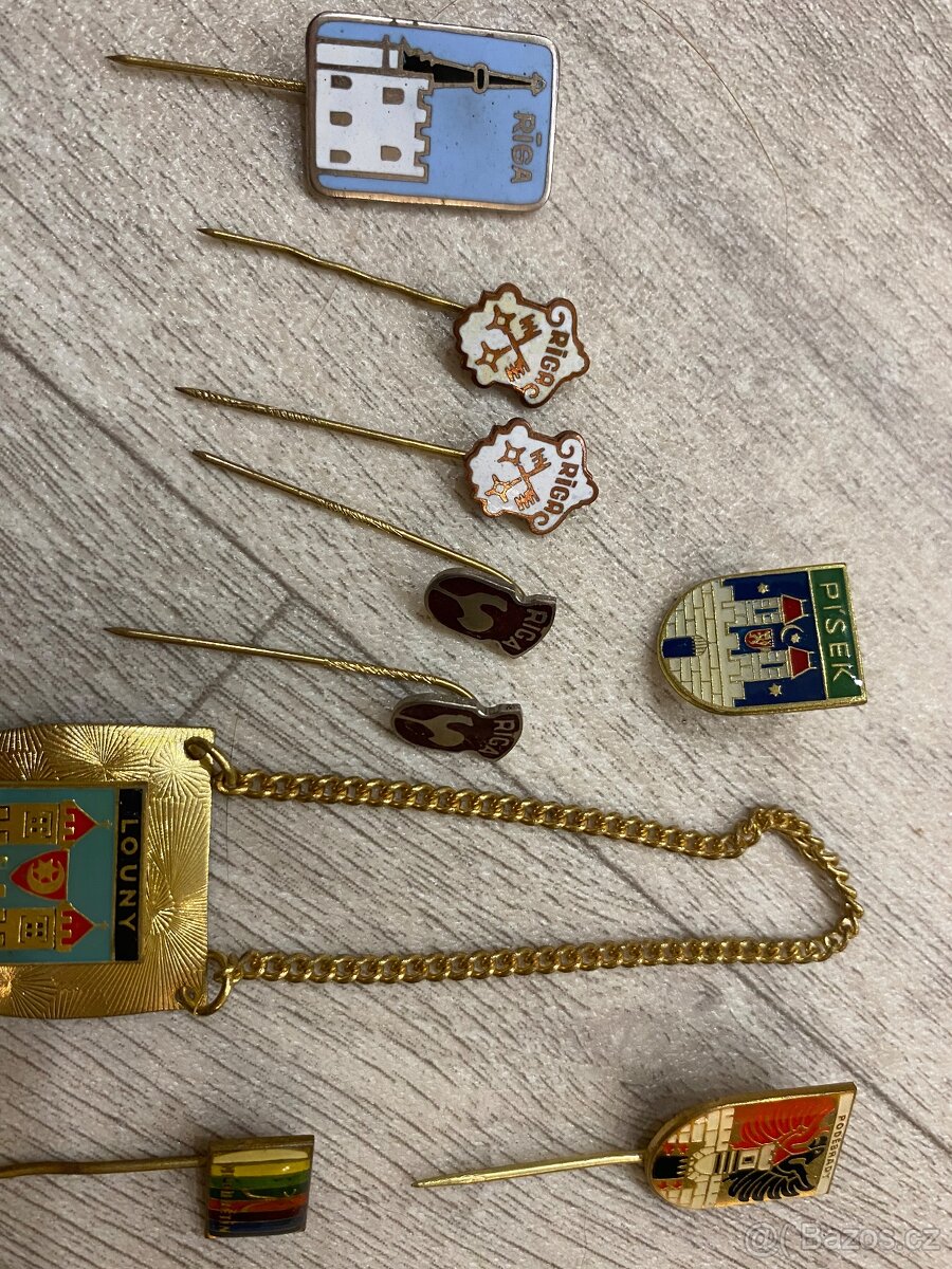 Retro odznaky a přívěsek - 2