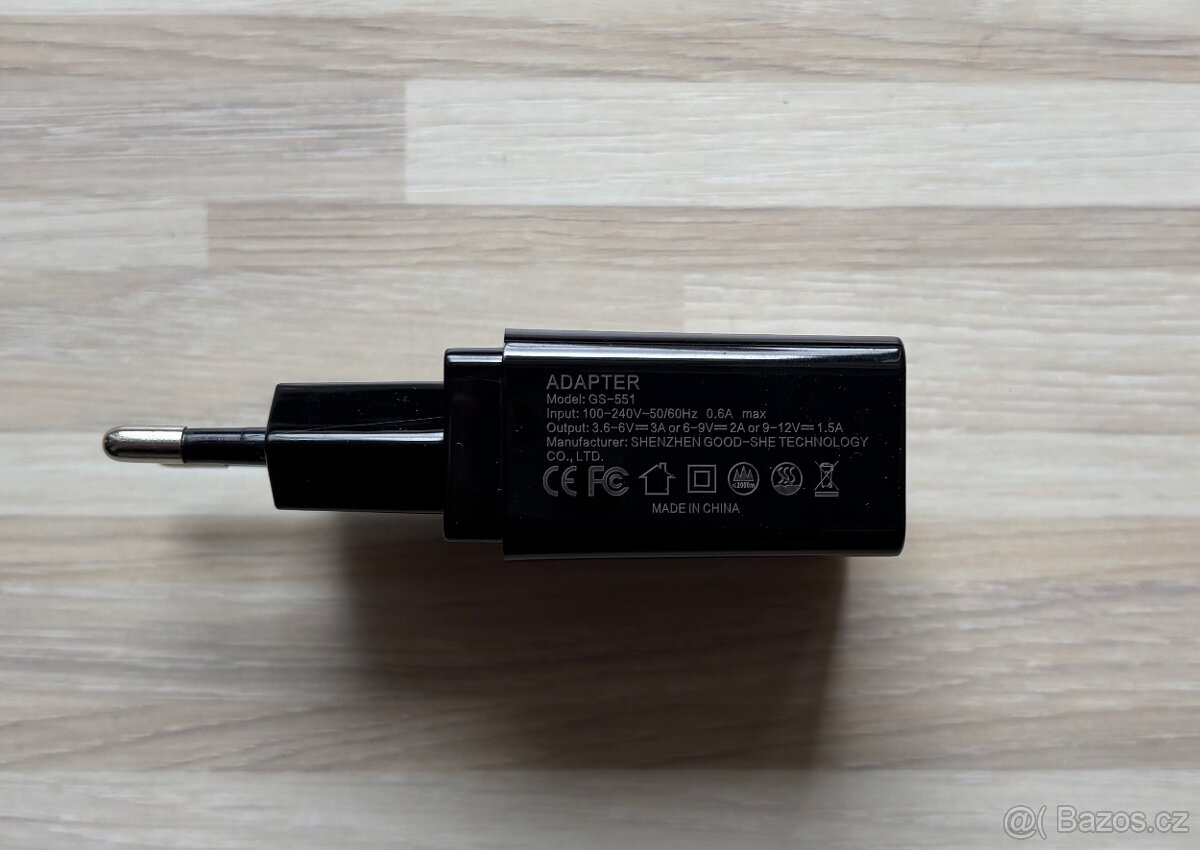 Bezdratova-Qi nabijecka Spigen 15W - 2