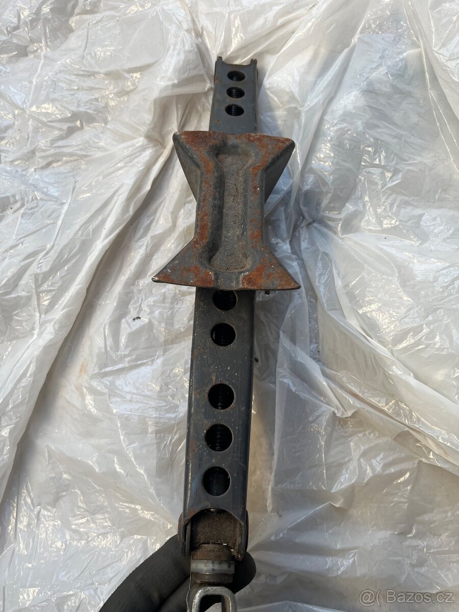 Nůžkový zvedák. - 2