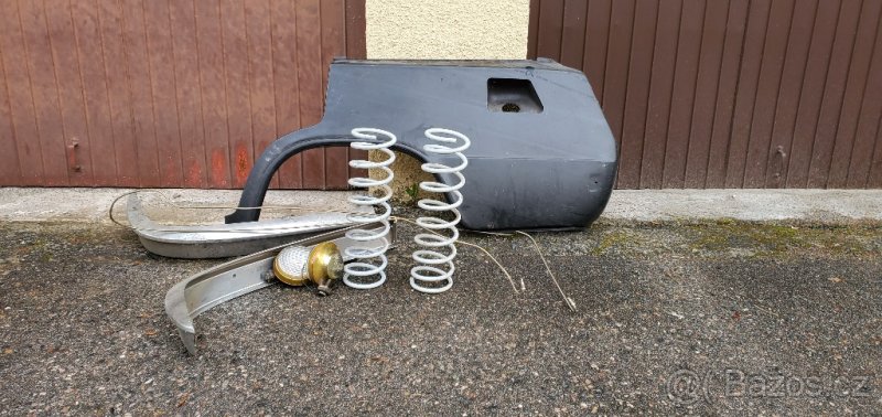 VAZ 2102 kombi (ŽIGUL) - blatník á 1000,- Kč a další díly. - 2