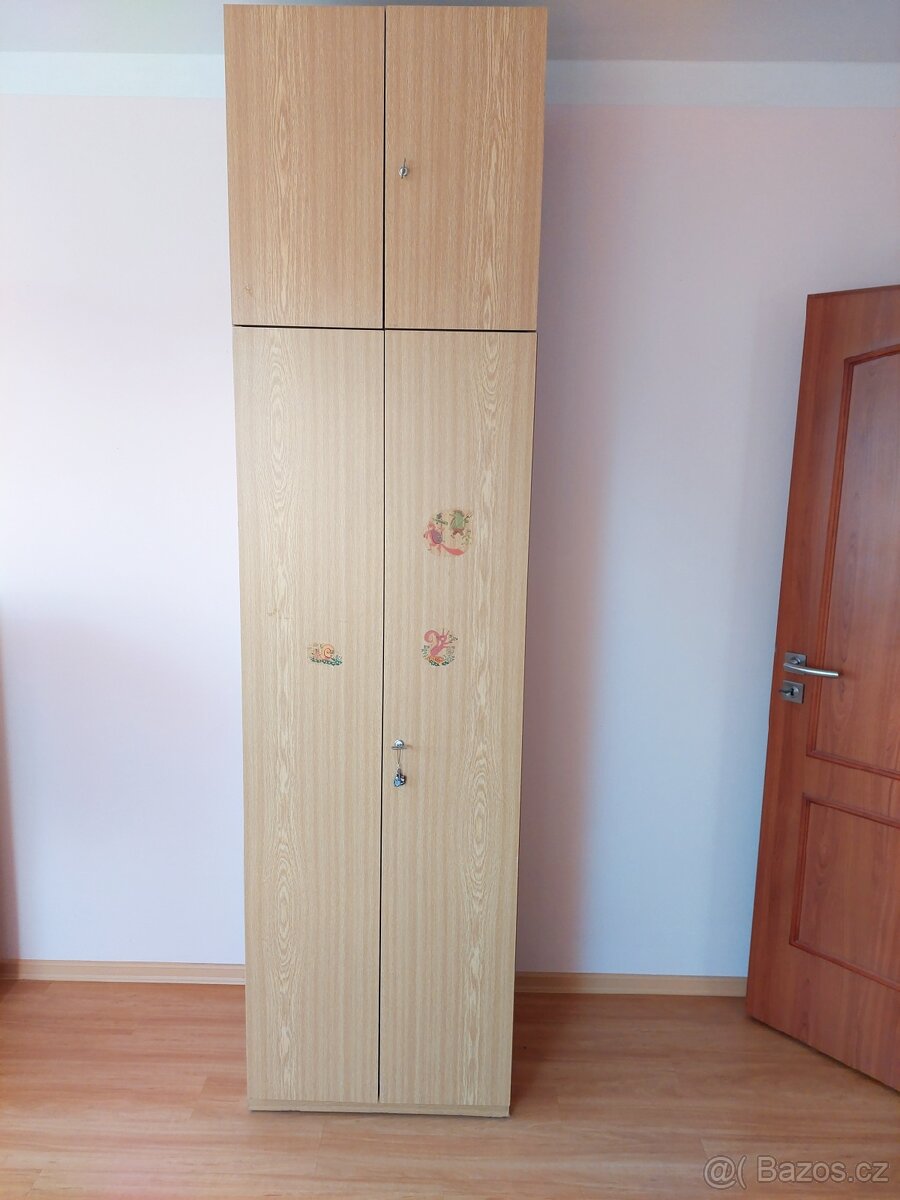 Prodám starší skříň - 2
