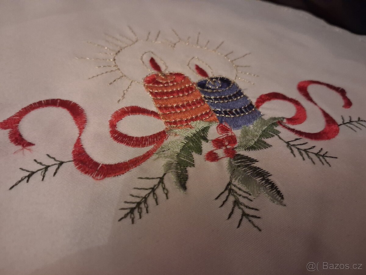 Vánoční kulaté prostírání vyšívané 12 kusů - 2