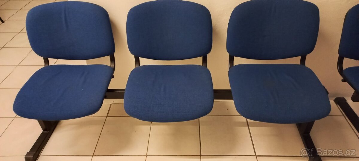 Prodáme polstrované čekárenské modré lavice - 2